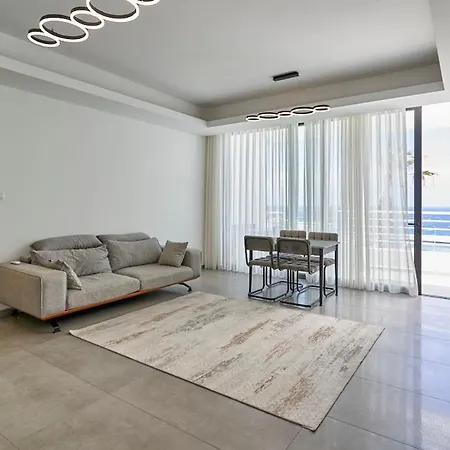 Apartment 2 Bedroom Luxury By The