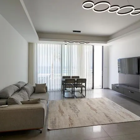 Apartment 2 Bedroom Luxury By The