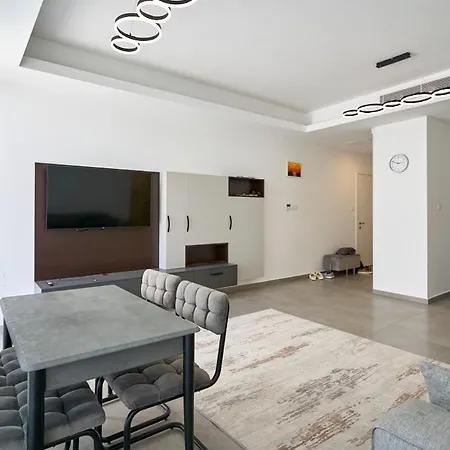2 Bedroom Luxury By The Apartment *