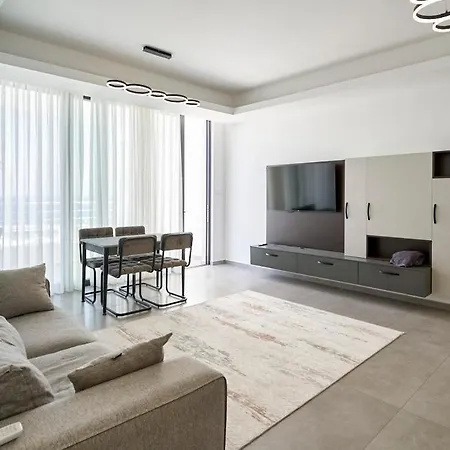 Apartment 2 Bedroom Luxury By The